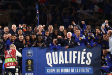 Les Bleus fêtent leur qualification à la Coupe du monde après leur victoire contre l'Ukraine au Parc des Princes, le 13 novembre 2025.