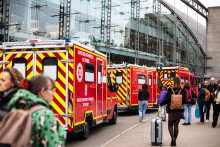 Des camions de pompiers devant la gare Montparnasse à Paris après un tir de policier visant un homme menaçant armé d'un couteau, le 14 novembre 2025