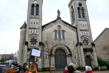 Une manifestation devant une église lors d'une messe en hommage au maréchal Pétain, à Verdun (Meuse).