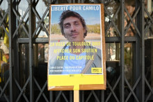 Une photo de Camilo Castro sur une pancarte lors d'un rassemblement pour protester contre sa détention à Toulouse, le 20 septembre 2025.