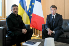 Les présidents ukrainien Volodymyr Zelensky et français Emmanuel Macron en marge d'une réunion du Conseil européen à Bruxelles, le 23 octobre 2025.