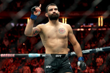 Benoit Saint Denis célèbre sa victoire par KO contre l'Américain Beneil Dariush lors de l'UFC 322 au Madison Square Garden, le 15 novembre 2025, à New York.