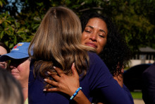 Annie Farmer enlace Lisa Phillips, une survivante, lors d'un rassemblement de soutien aux victimes de Jeffrey Epstein, devant le Capitole, le 3 septembre 2025