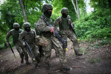 Des soldats ukrainiens en exercice.