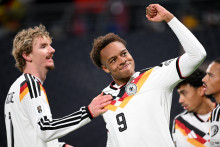 Assan Ouedraogo (Allemagne) célèbre le sixième but de son équipe avec son coéquipier Nick Woltemade lors du match de qualification pour la Coupe du Monde 2026.