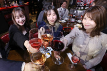 Des Japonaises goûtant le Beaujolais nouveau en 2023