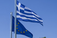 Un drapeau de la Grèce devant celui de l'Union européenne.