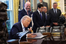 Le président américain Donald Trump dans le bureau ovale avec le patron de la Fifa Gianni Infantino, le 17 novembre 2025 à Washington.