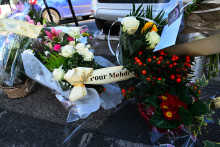 Un bouquet de fleurs lors des obsèques de Mehdi Kessaci le 18 novembre 2025