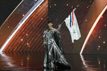 Ève Gilles a rendu hommage à Jeanne d'Arc lors du défilé des costumes nationaux de Miss Univers, ce mercredi 19 novembre 2025