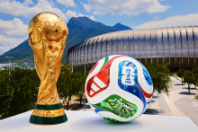 Le ballon "Trionda" avec le trophée de la Coupe du monde au Mexique.