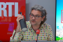 Olivier Dauvers et la bouteille de vin en carton.