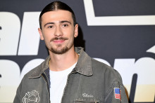 Une septuagénaire a été arnaqué par un brouteur se faisant passer pour le chanteur Pierre Garnier.