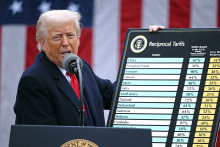 Donald Trump présentait son tableau sur les droits de douane, le 2 avril 2025, à Washington.