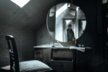 Un homme se regarde dans le miroir. (Illustration)