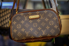Un sac Louis Vuitton a été oubléie dans les toilettes d'une aire d'autoroute du Tarn-et-Garonne le 14 novembre dernier.