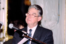André Chandernagor lors la cérémonie de remise de la légion d'honneur en 1992