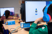 Un enfant devant un ordinateur