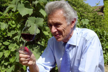 Georges Duboeuf, photographié le 12 juillet 2002, dans ses vignes de Romanèche-Thorens.