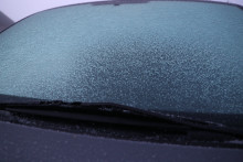 Le pare-brise d'une voiture gèle en raison de la différence de température entre l'air et la vitre.