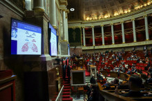 L'Assemblée nationale rejetant le projet de budget de l'Etat dans la nuit du vendredi 21 au samedi 22 novembre 2025.