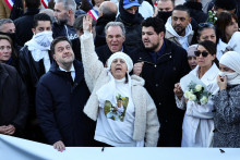 Amine Kessaci et sa mère, lors de l'hommage à Mehdi le 22 novembre 2025 à Marseille
