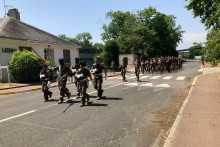 Les jeunes du service militaire volontaire se préparent au défilé du 14 juillet