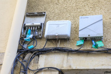 Des câbles de fibre optique sur la façade d'une maison / image d'illustration