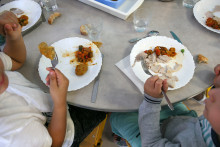 Des enfants mangent à la cantine (photo d'illustration).