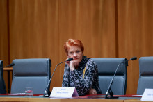 La sénatrice australienne Pauline Hanson est arrivée au Sénat revêtue d'une burqa.