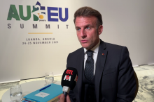 Emmanuel Macron accorde une interview à RTL/M6 depuis l'Angola, le 24 novembre 2025.