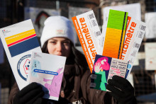 Une femme présente le violentomètre, lors d'une journée de sensibilisation aux violences faites aux femmes, le 22 novembre 2023