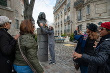 Un homme touche les seins de la statue de Dalida installée à Paris, dans le quartier de Montmartre, le 21 mars 2023.