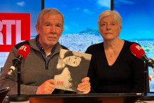 Les parents d'Aude Ledoux avec leur livre photographique au micro des Voix du crime à RTL