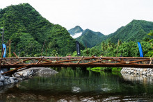 Un pont ai-dessus de la rivière Teahupo'o à Tahiti, Polynésie française, le 21 mai 2024.