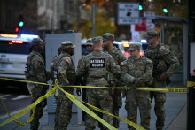 Des soldats de la Garde nationale se rassemblent près des lieux d'une fusillade survenue dans le centre de Washington, le 26 novembre 2025