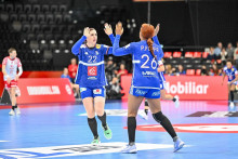 Les handballeuses françaises Tamara Horacek et Poletta Foppa lors du dernier Euro, le 28 novembre 2025 à Bâle.