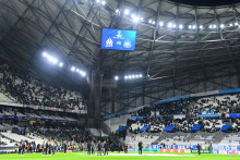 Le parcage des supporters de Newcastle, à gauche, au stade Vélodrome de Marseille le 27 novembre 2025.