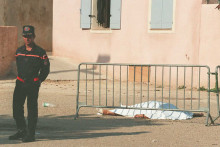 Un pompier et le corps d'une victime après la tuerie de Cuers en 1995