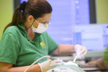 Une dentiste en pleine intervention avec un enfant, en 2023.