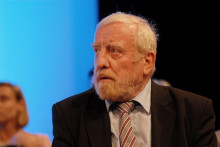 Alain Jamet, membre du parti d'extrême droite français Front National, lors d'un meeting public le 2 juin 2007 à Paris.