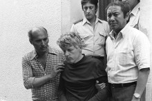 Albert Millet entouré de policiers lors de son arrestation le 13 juin 1979