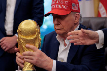 Donald Trump avec le trophée de la Coupe du monde 2026, vendredi 22 août 2025