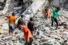 Des enfants dans des ruines après un bombardement à Gaza le 6 septembre dernier.