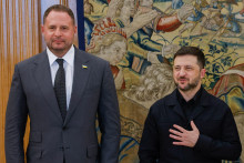 Andriy Yermak (à gauche) a remis sa démission au président Volodymyr Zelensky, ce vendredi 28 novembre 2025.
