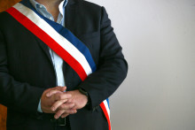 Un maire arborant l'écharpe tricolore (illustration).