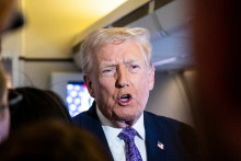 Le président Donald Trump s'adresse à la presse à bord d'Air Force One, en route vers Washington, DC, le 30 novembre 2025.