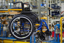 Un fauteuil roulant sur une chaîne de montage à l'usine Invacare de Fondettes, dans le centre de la France, le 21 juin 2024.