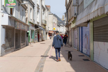 Le centre-ville de Sablé-sur-Sarthe, photographié le 13 juin 2024, est sujet à la désertification.