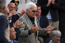 L'ancienne star italienne du tennis Nicola Pietrangeli est applaudie au Foro Italico, le 19 mai 2024 à Rome, en Italie.